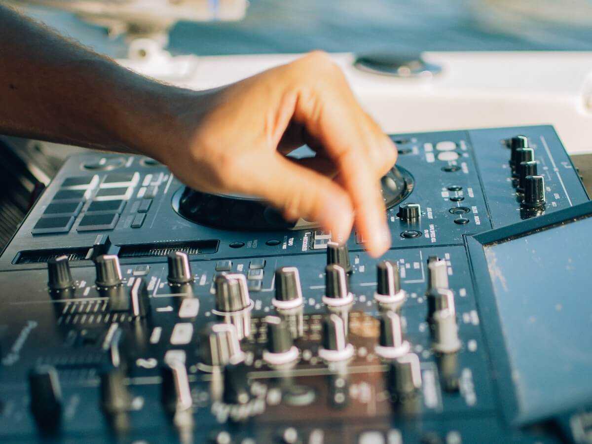 close-up-dj-deck-on-boat